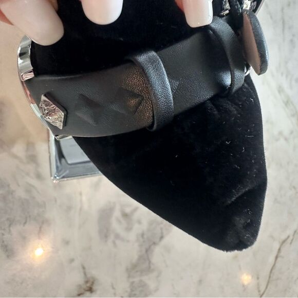 Versus Versace Metallic Timepiece with Lion Emblem Box - Picture 5 of 16